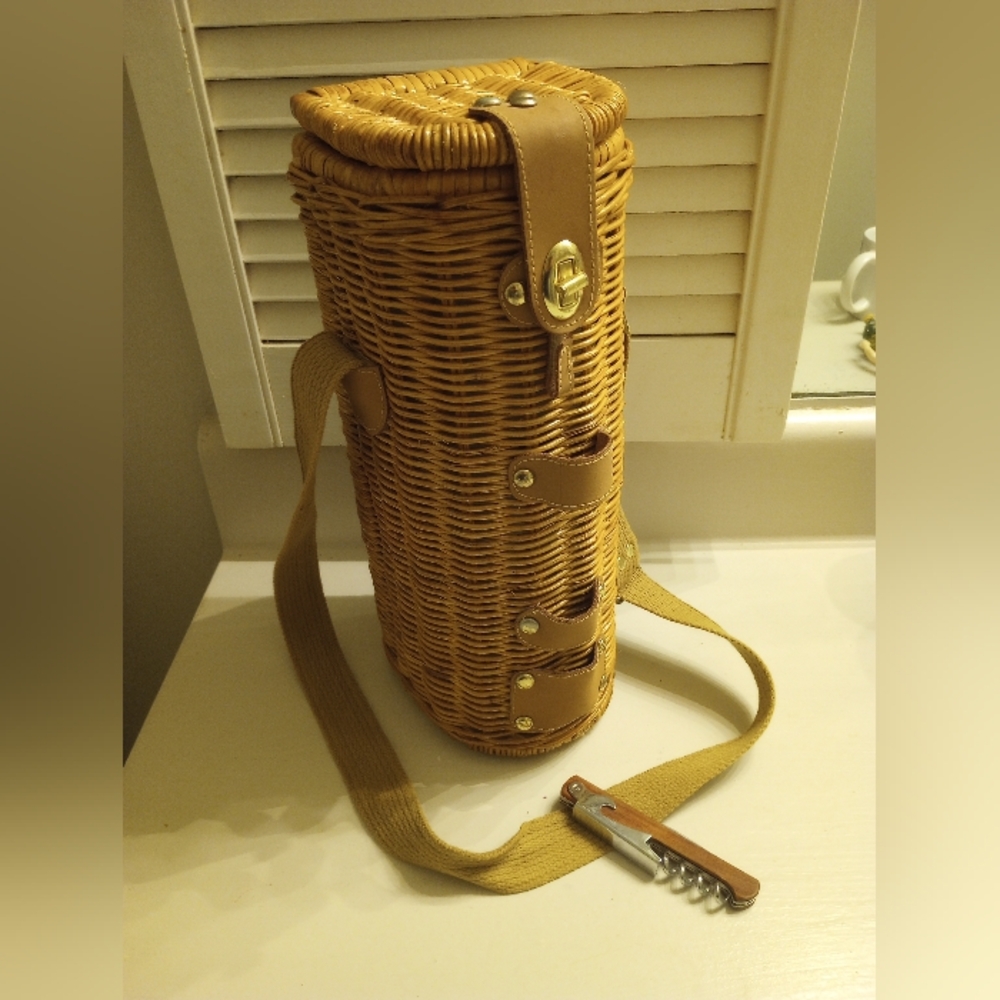 Wicker Wine Barrel Basket with shoulder strap and bottle opener - Picture 2 of 5